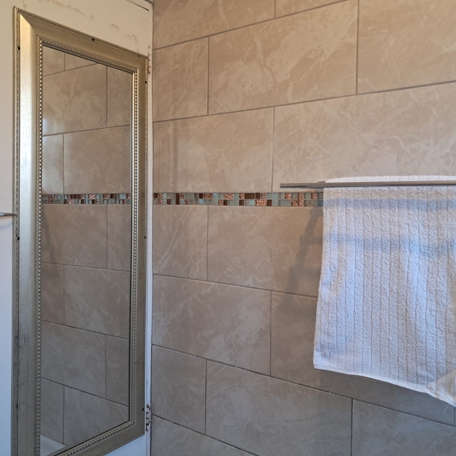 5 Bedroom Property for Sale in Ilitha Park Western Cape